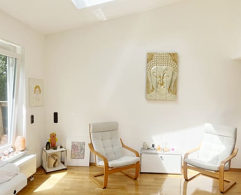 Praxis mit Blick auf 2 Stühle, Bilder und Heilsteine Praxis mit Blick auf 2 Stühle, Bilder und Heilsteine