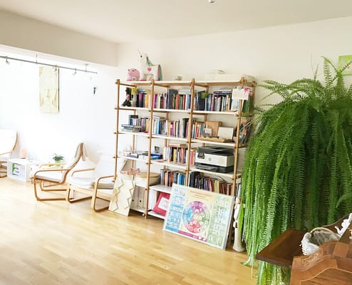 Praxis mit Blick auf Bücherregal und großen Farn Praxis mit Blick auf Bücherregal und großen Farn